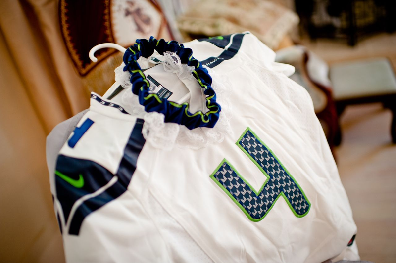 Illustration for article titled This Is What A Seahawks-Themed Wedding Looks Like